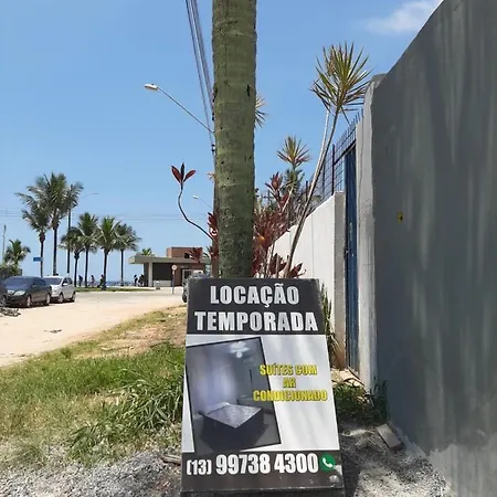 Suítes a 50m praia do SESC BERTIOGA, Ar condicionado, TV, WIFI, estacionamento, saída 15h-3